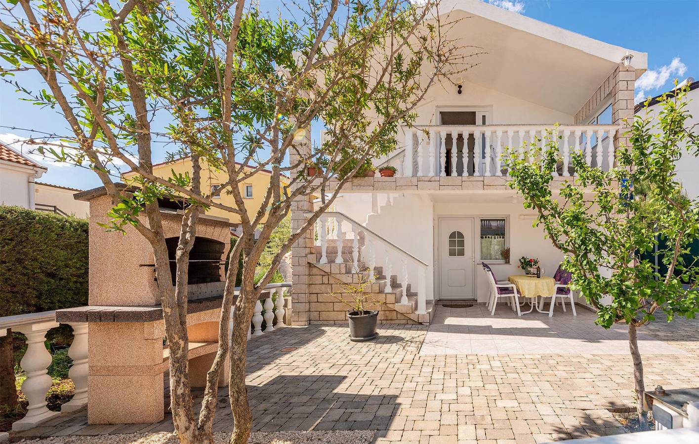 Entire holiday apartment, Cozy Apartment with Terrace, Wi-Fi & 900m to Beach in Vir
