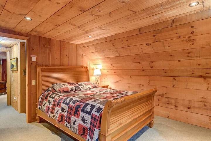 Log cabin for 8 people, with yard and hot tub as well as balcony in Sugar Mountain