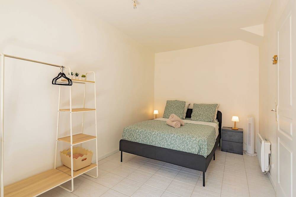 Entire apartment, Studio 3 in Downtown—Air-Conditioned, Wi-Fi, Canal+ in Bédarieux, Béziers region