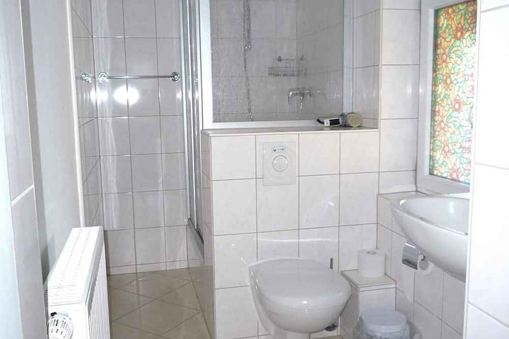 Pension & Restaurant Gockescher Hahn - Family room 2, shower, Wc in Pöhl, Chemnitz (region)