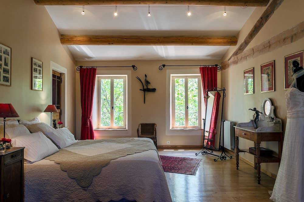 Splendid Mas Provençal 10 p countryside private garden swimming-pool playground in Grans, Region de Aix-en-Provence