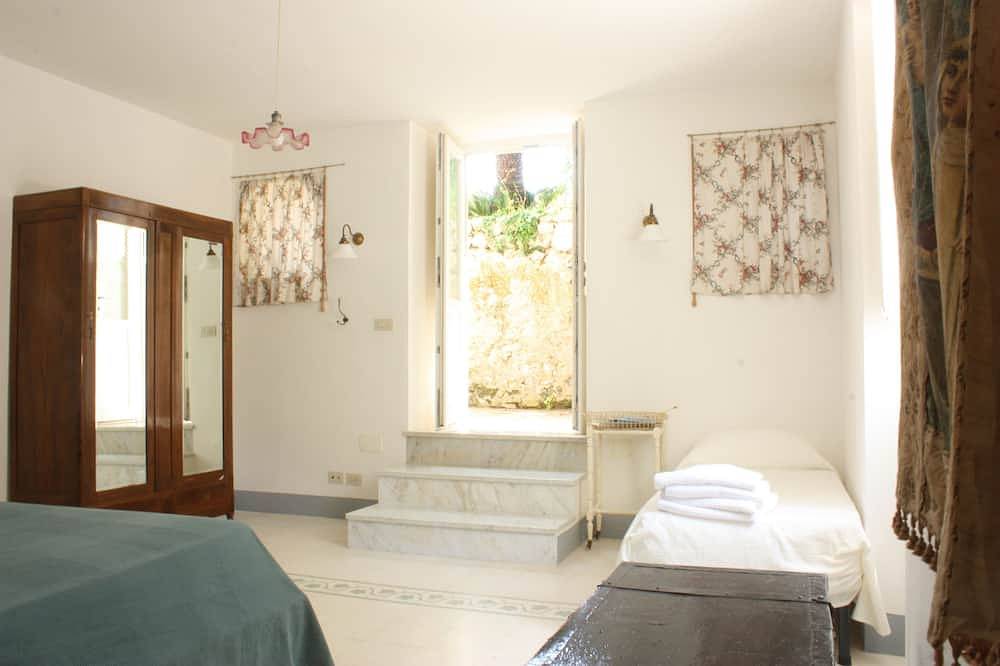 Cesina Home | Apartment in Historic Villa with Panoramic Terrace in Capri, Neapel Provinz