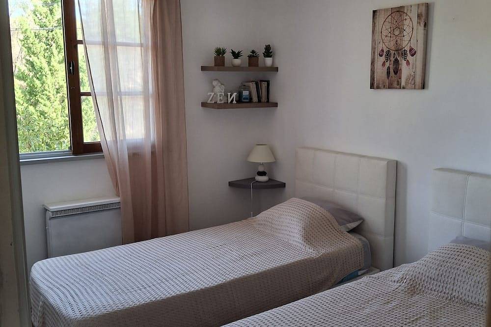 Chalet and pool 4 persons in the Corbieres, large garden in Fabrezan, Mittelmeerküste (Frankreich)