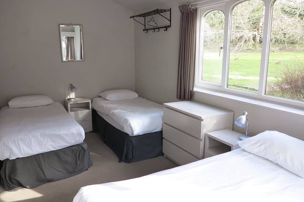 Large cottage Amazing location! Family group or friends up to 24 people! in Brockenhurst, Hampshire
