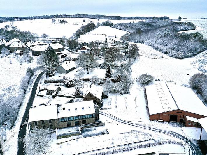 Location de vacances pour 38 personnes, avec terrasse et balcon/terrasse à Érezée - 4