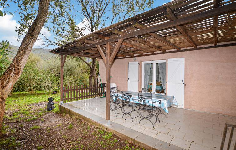 Cozy Apartment with Terrace & Garden, 2km to Vignale & Le Golo in Vignale, Bastia region