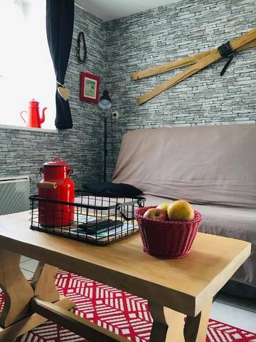 Gîte pour 2 personnes, avec piscine ainsi que jardin et terrasse à Précigné