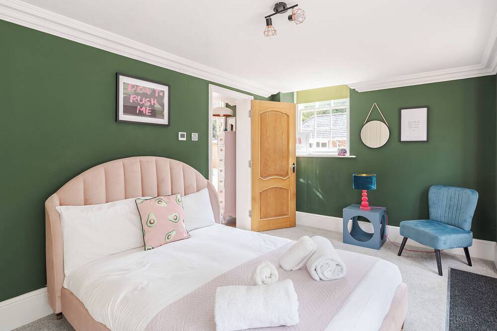 Newly Refurbished Coach house, private garden, Hot Tub, Games rm, Lake, sleeps 8 in Dorset