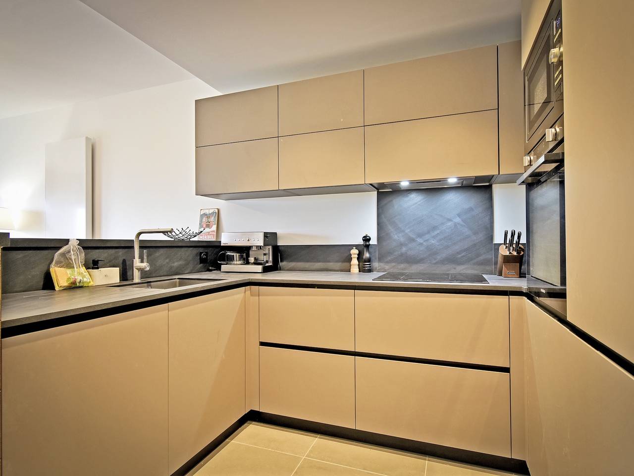 Entire apartment, Spacious apartment with terrace 2 min from slopes, covered parking and concierge service in Méribel-Mottaret, Les Allues