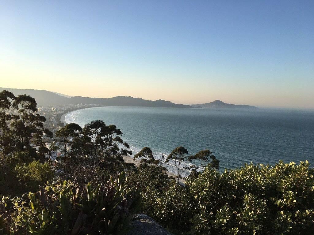 Ganze Wohnung, Große und komfortable Wohnung an der Hauptstraße, einen Block vom Meer entfernt, mit Luft und Wifi in Bombinhas, Litoral Catarinense