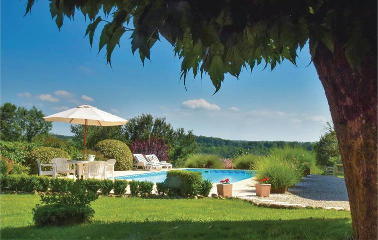 Apartamento con jardín junto a la piscina, aparcamiento e Internet in Suaux, Charente