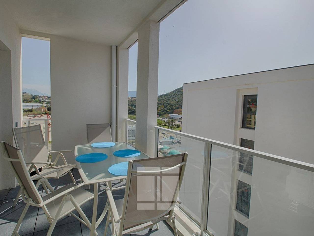 Ganze Wohnung, Moderne 2-Zimmer-Wohnung mit Terrasse, 4 Schlafplätze, Parkplatz, im Herzen von Ajaccio in Ajaccio, Ajaccio und Umgebung