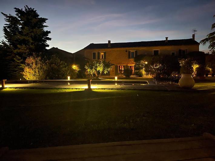 Chambre d’hôte pour 3 personnes, avec jardin ainsi que vue et piscine à Robion