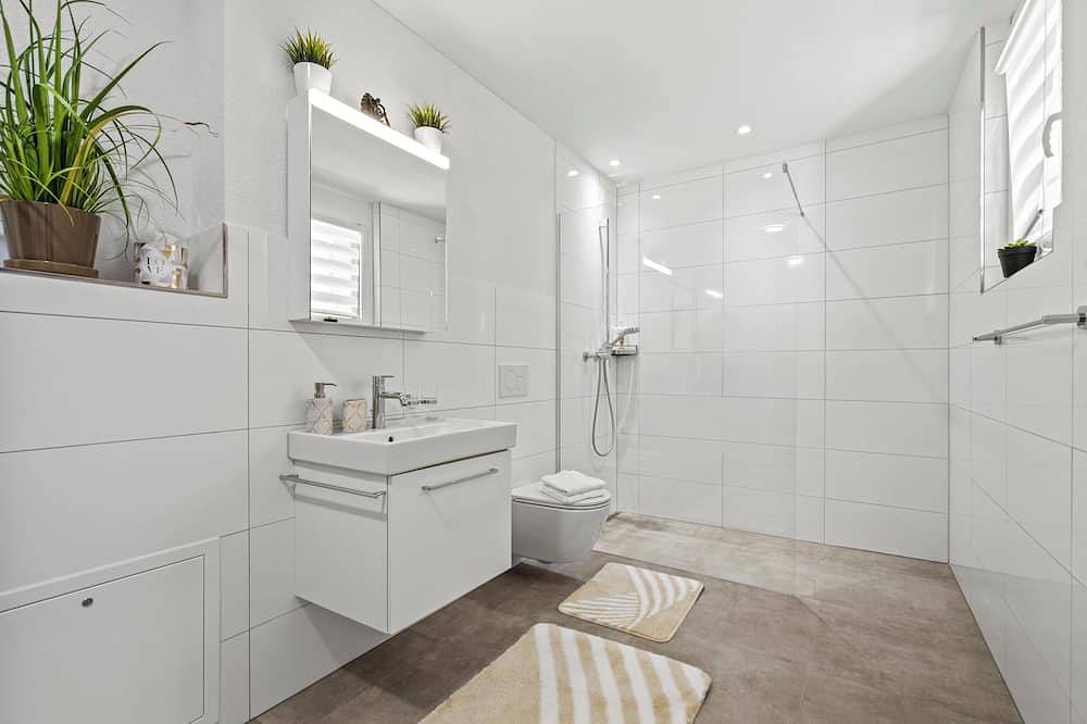 Ganze Wohnung, Ebenerdiges- Bodensee- Apartment mit Terrasse und kleinem Garten in Kreuzlingen, Bodensee (Schweiz)