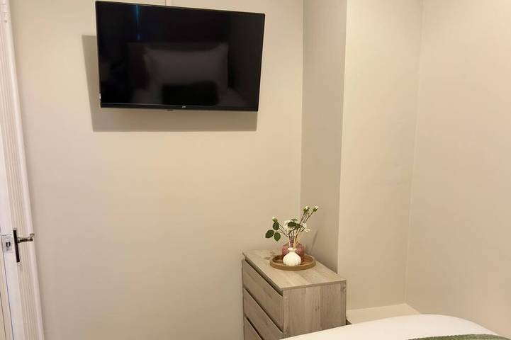 St Julian House- Town Centre- Castle Park- Hot Tub in Colchester, Essex