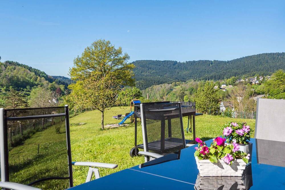 Traum-Aussicht: Wlan, Sauna, Bbq, Kamin, Garten eingezäunt, Spielplatz, Lagerfeuer, Spielzi. in Alpirsbach, Kinzigtal