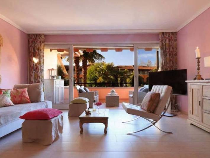 Ferienwohnung für 4 Personen, mit Balkon und Whirlpool sowie Garten und Pool in Ascona