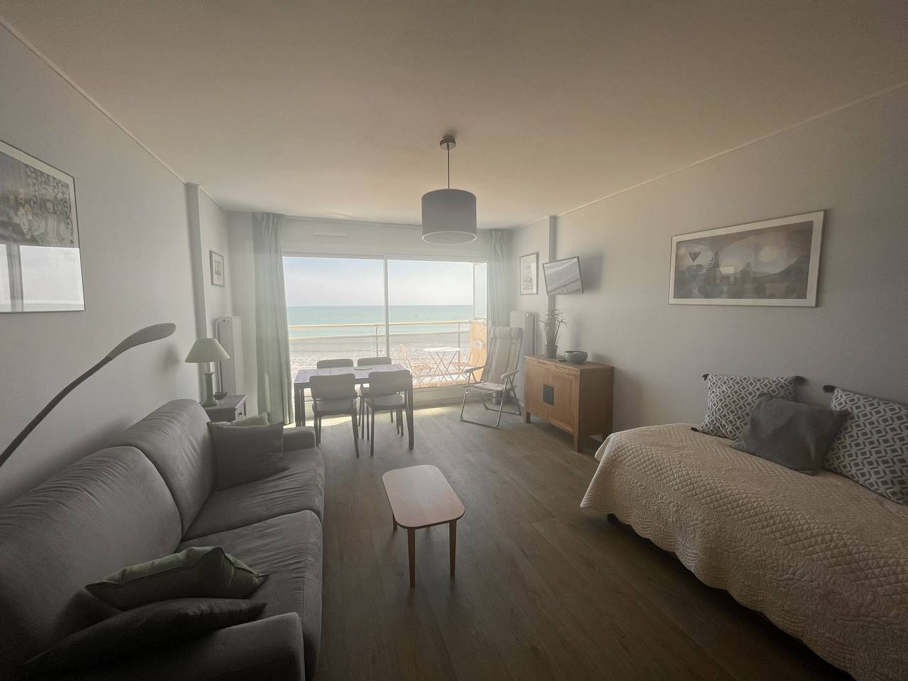 Entire studio, "Beachfront Studio with Balcony and Stunning Sea View" in Les Sables-d'Olonne, Vendée