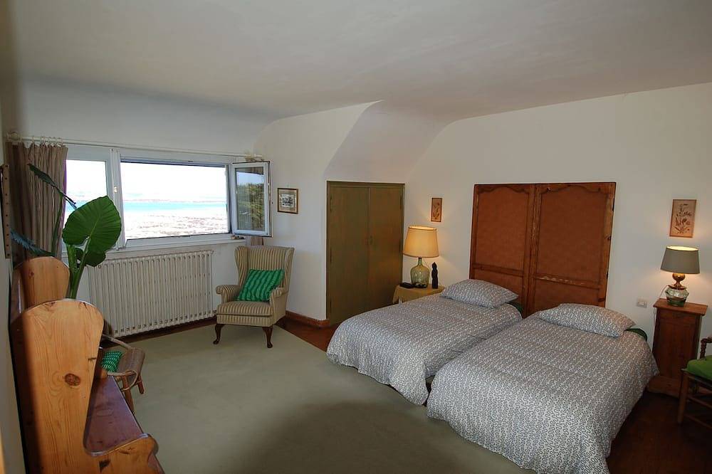 Villa for 6 people with a sauna on the beach in Le Dossen, Santec