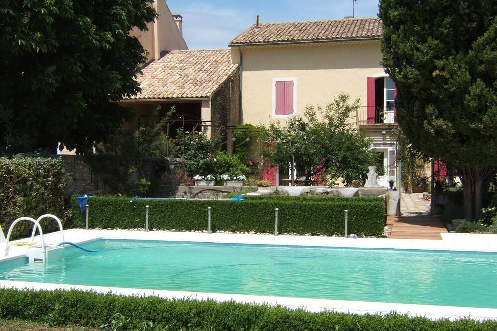 Provence-Maison de charme avec jardin et piscine jusqu'à 10 pers in Sainte-Cécile-les-Vignes, Vaucluse
