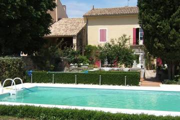 Location de vacances pour 10 personnes, avec jardin à Sainte-Cécile-les-Vignes