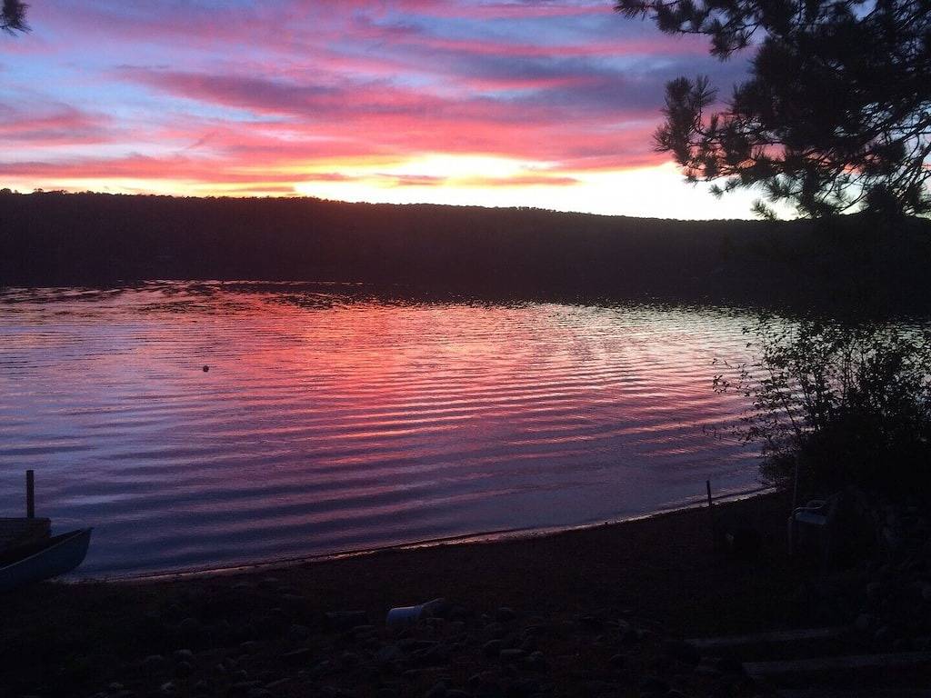 Schöne Mink Lake Cottage mit Sandstrand Küstenlinie in Hastings Highlands, Ontario