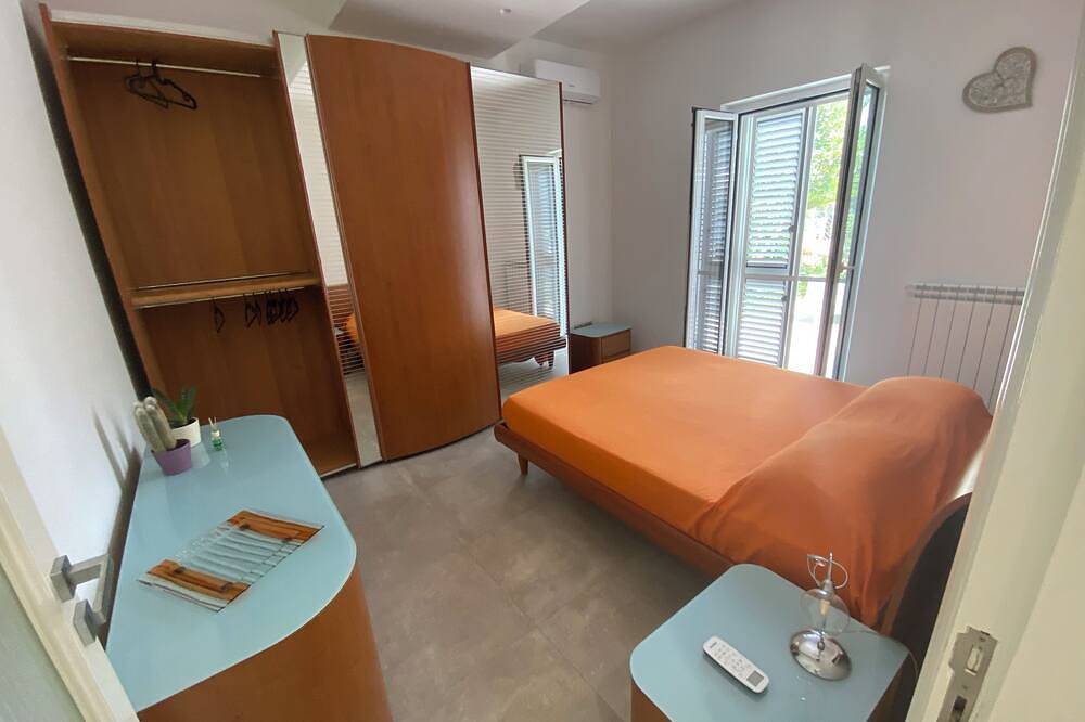 Entire apartment, Cozy villa with garden a 5-minute walk from Chiaiolella beach in Procida, Naples Province