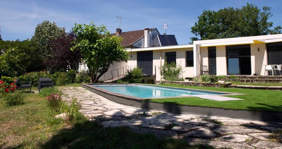 Location de vacances pour 2 personnes, avec Terrasse et Jardin ainsi que Piscine et Vue à Brive-la-Gaillarde