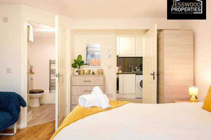 Appartement entier, Studio lumineux avec jardin, parking gratuit et WiFi in Luton, Chiltern Hills