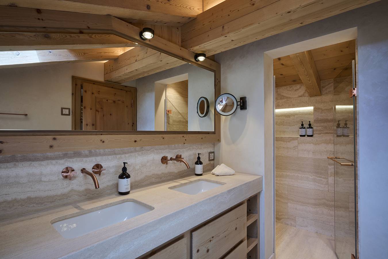 Ganze Wohnung, Ferienwohnung 'Steinbock B' mit Bergblick, Balkon und Wi-Fi in Klosters-Serneus, Plessur Alpen