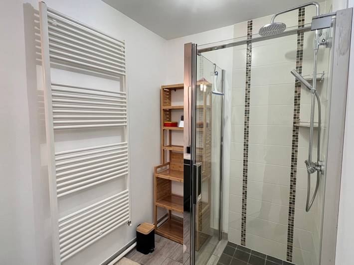 Ganze Wohnung, Charmantes, modernes und helles T2 mit Klimaanlage und Parkplatz in Aix-les-Bains in Aix-les-Bains, Chambéry und Umgebung