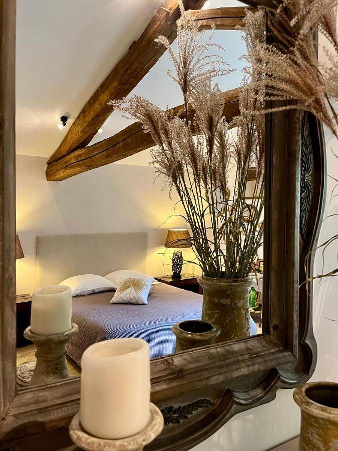 Location de vacances pour 2 personnes, avec vue ainsi que terrasse et jardin à Chiroubles