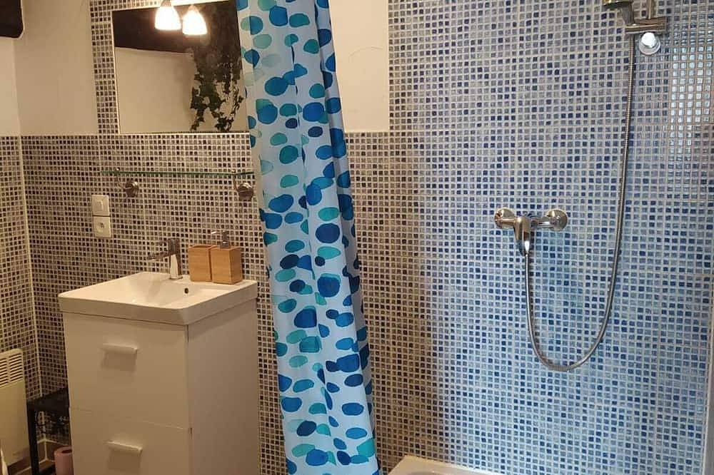 Ganze Wohnung, Gemütliche Fewo zw. Bergen und Meer für 2 - 4 Personen. in San-Giovanni-di-Moriani, Corte und Umgebung