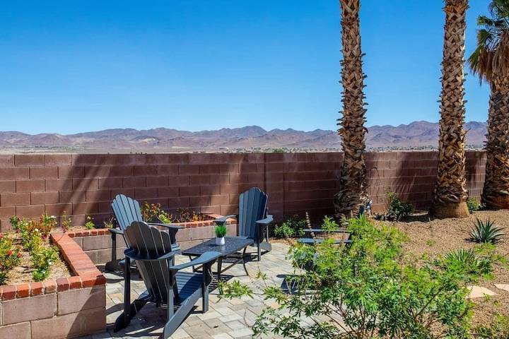 Vacation rental for 8 people, with yard and hot tub in Lake Mead National Recreation Area