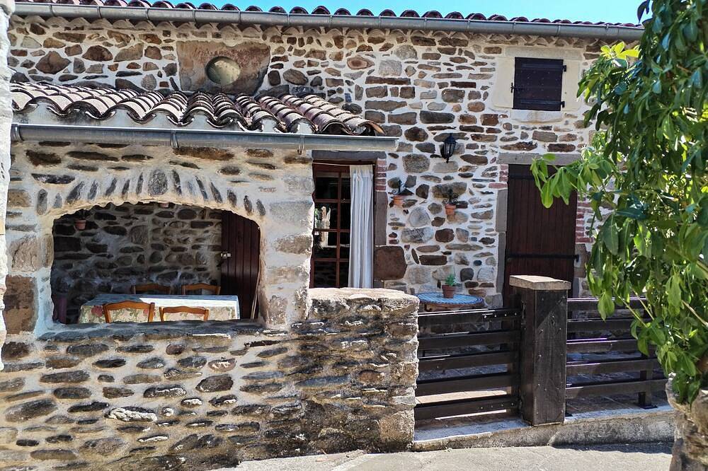Mes Maisons Guest Gite, 2 Bedroom with Aircon, swimming pool and linen included. in Gagnières, Parc national des Cévennes
