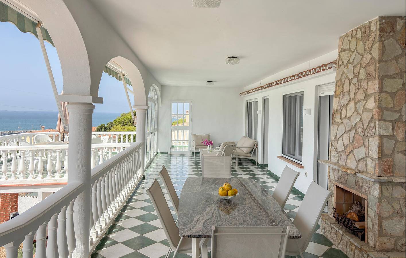 Apartamento con vistas al mar, piscina, terraza y aire acondicionado in Urbanización Villa del Mar, Vélez-Málaga