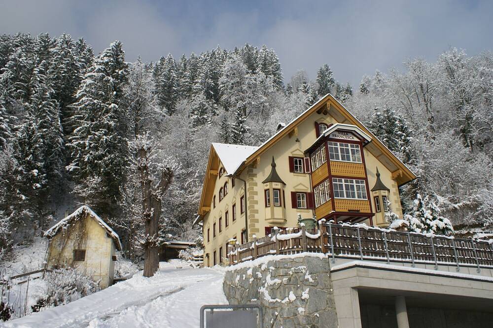 Ganze Wohnung, 2 Emanuela, antike Villa mit Veranda und einmaligem Bergblick in Tuxer Alpen, Zellberg