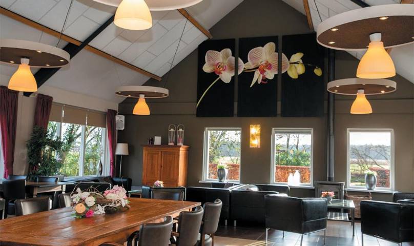 Hotel voor 22 personen, with Whirlpool and Terras as well as Tuin and Zwembad in Elsloo