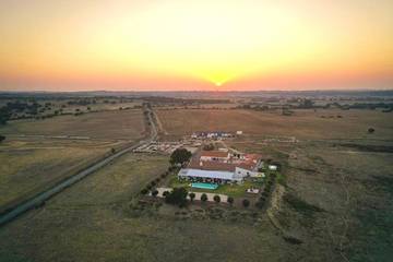 Casa rural para 21 personas, con piscina además de jardín y vistas, Se admiten mascotas en Évora