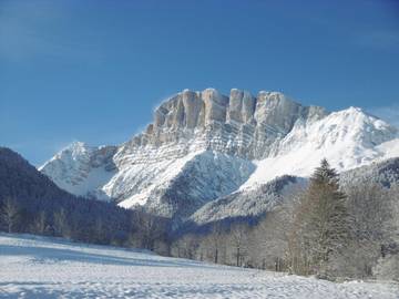 Gîte pour 4 personnes, avec vue ainsi que piscine et terrasse à Gresse-en-Vercors