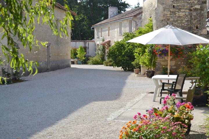 Cottage pour 2 personnes, avec terrasse et jardin à Chef-Boutonne