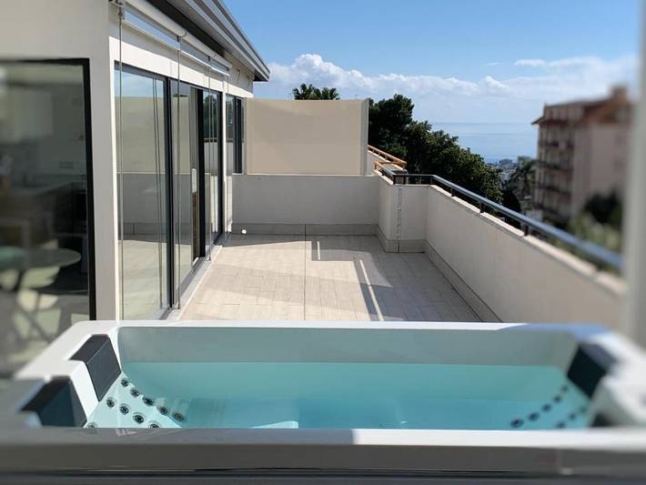 Appartamento per 5 persone, con Idromassaggio e Terrazza nonché Panorama a Tremestieri Etneo