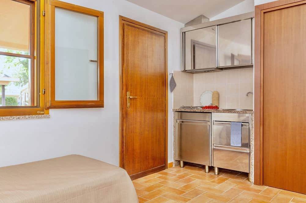 Ganze Wohnung, Nice and welcoming two-room apartment located on the ground floor with air conditioning of approximately 50 m2 composed of a living room with two single beds and a kitchenette with electric hobs, fridge with freezer, pots and pans.A bedroom with double b in Montalto di Castro, Viterbo Provinz