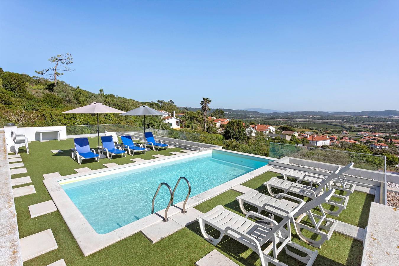 Apartamento inteiro, Apartamento 'Colina Do Sol 1' com Vista Montanha, Wi-Fi e Ar Condicionado in Amoreira, Leiria distrito