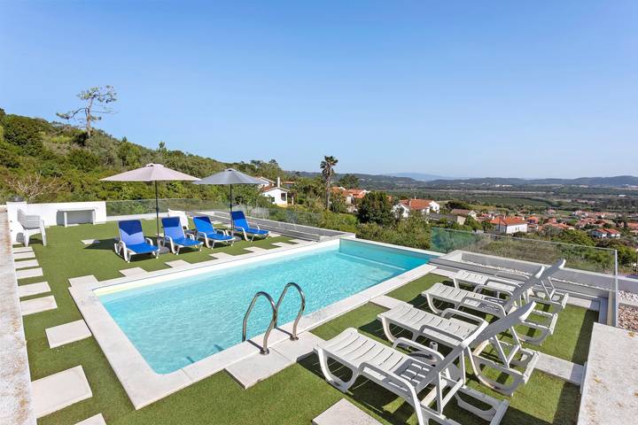 Apartamento entero, Apartamento 'Colina Do Sol 1' con vistas a la montaña, Wi-Fi y aire acondicionado in Amoreira, Leiria District