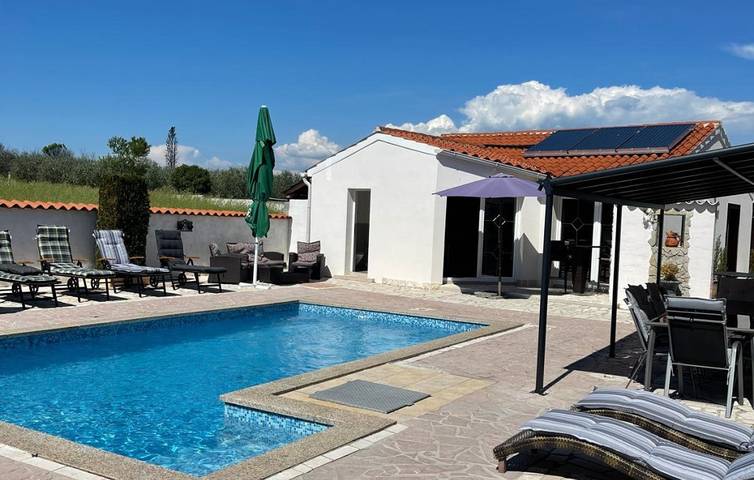 Villa för 22 Personer, med terass samt bubbelpool och trädgård och bastu i Istrien