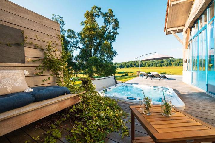 Chambre d’hôte pour 6 personnes, avec Terrasse et Jacuzzi ainsi que Jardin et Piscine à Duras