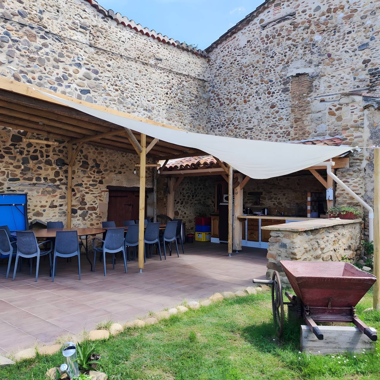 Gîte Fleur De Pastel - 4 Épis - avec piscine privée, terrasse et Wi-Fi in Saint-Genest-de-Contest, Région de Castres