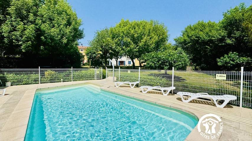 Gîte pour 11 personnes, avec Terrasse ainsi que Jardin et Piscine