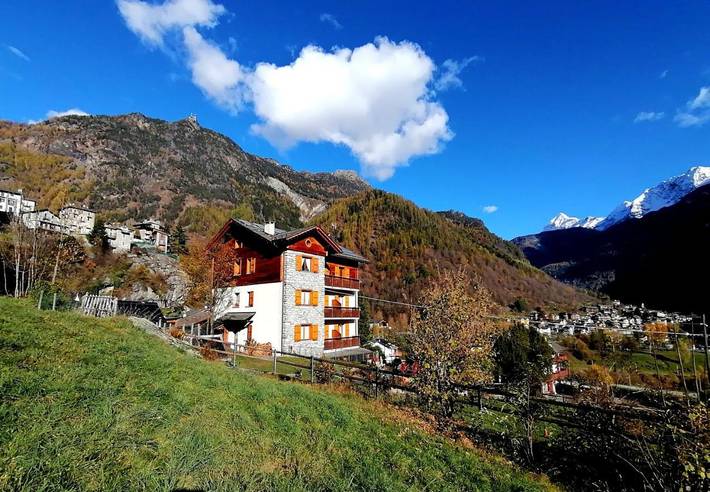B&B für 2 Personen, mit Balkon und Terrasse sowie Garten und Ausblick in Bergell